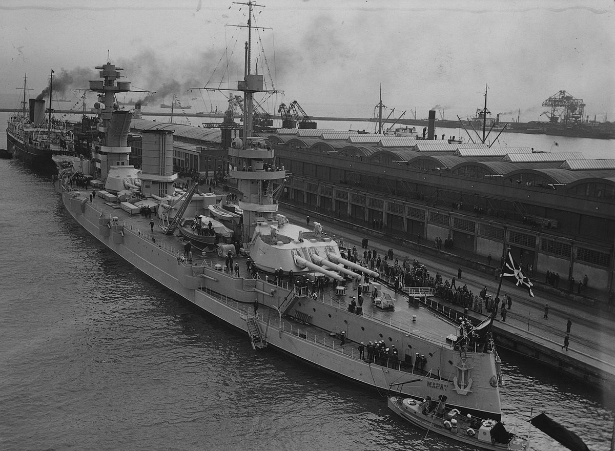 Линкор Балтийского ВМФ «Марат» во время официального визита корабля в Гдыню 03.09.1934.