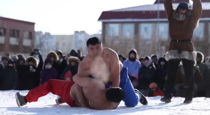 Иностранцы видят лишь одну проблему в чукотской борьбе – мороз / скриншот кадра видео канал Владислав Кузнецов в Мах