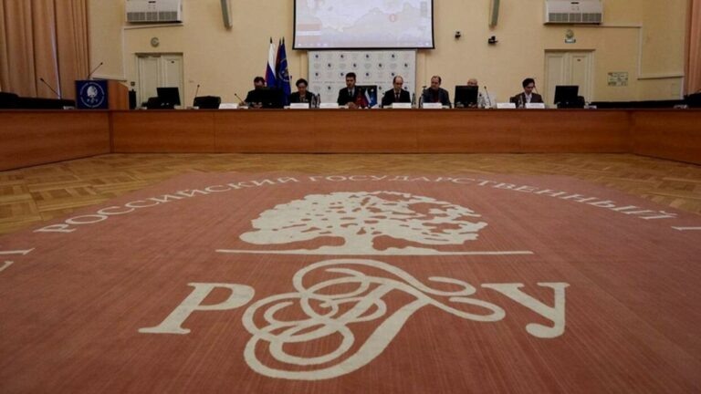    Иллюстрация к материалу: 13-летняя Алиса Теплякова окончила вуз и начала консультировать: что это значит для родителей