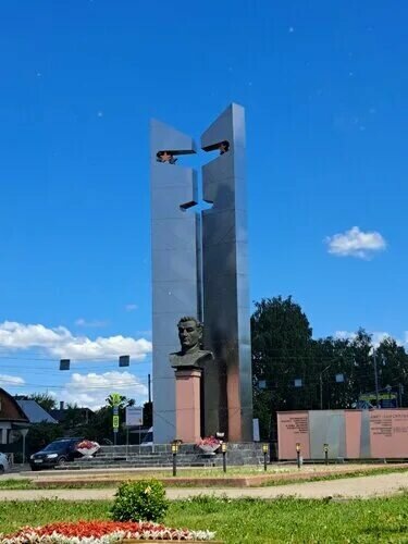 В 2010 году в Ярославле на проспекте Авиаторов был открыт памятник Амет-Хан Султану. В 2015 году в деревне Дымокурцы под Ярославлем на месте приземления летчика после тарана открыт памятный знак герою.