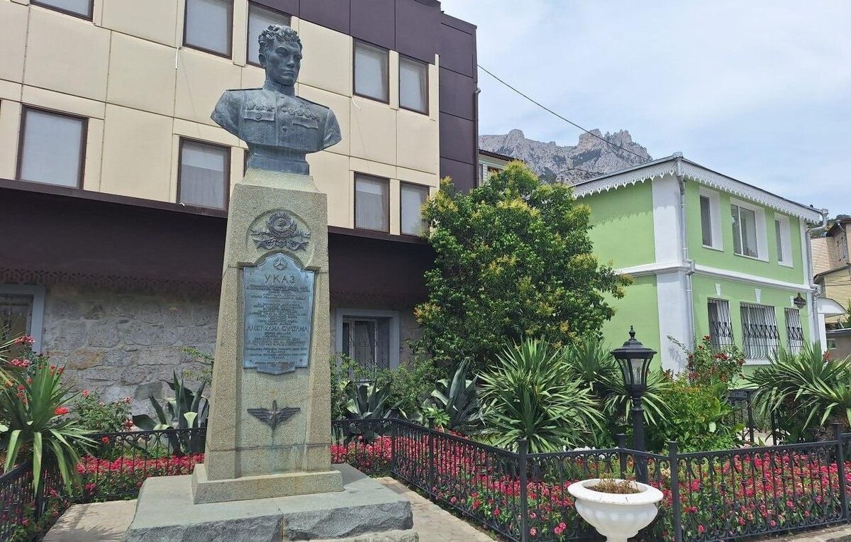 Памятник военному летчику Дважды Герою Советского Союза Амет-Хан Султану в Алупке. Дата установки: 1955 год. Скульптор М.П.Оленин