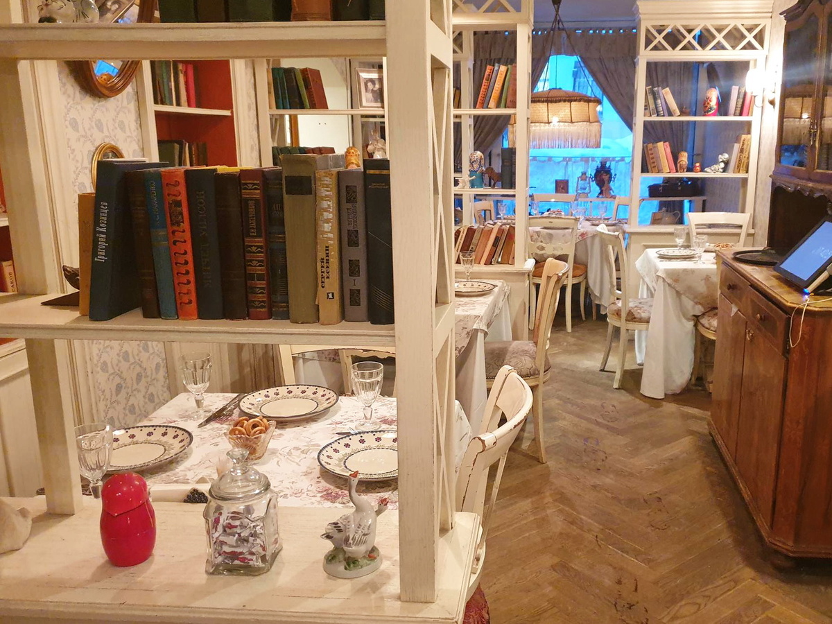 Общий вид первого зала ресторана "Мари Vanna"