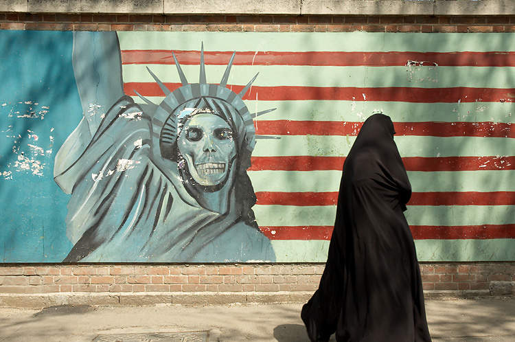     Антиамериканское граффити на стене посольства США в Тегеране   
(cc) Kamyar Adl