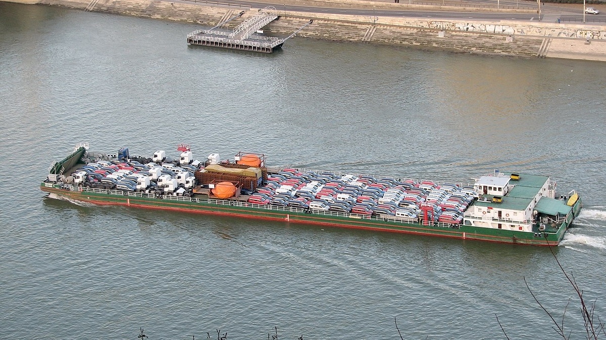     Транспортировка автомобилей по воде   
(cc) Hu Totya