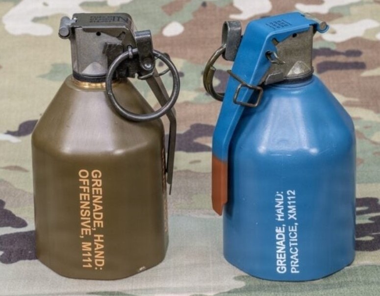 Боевая )слева) и инертная (справа) гранаты М111.