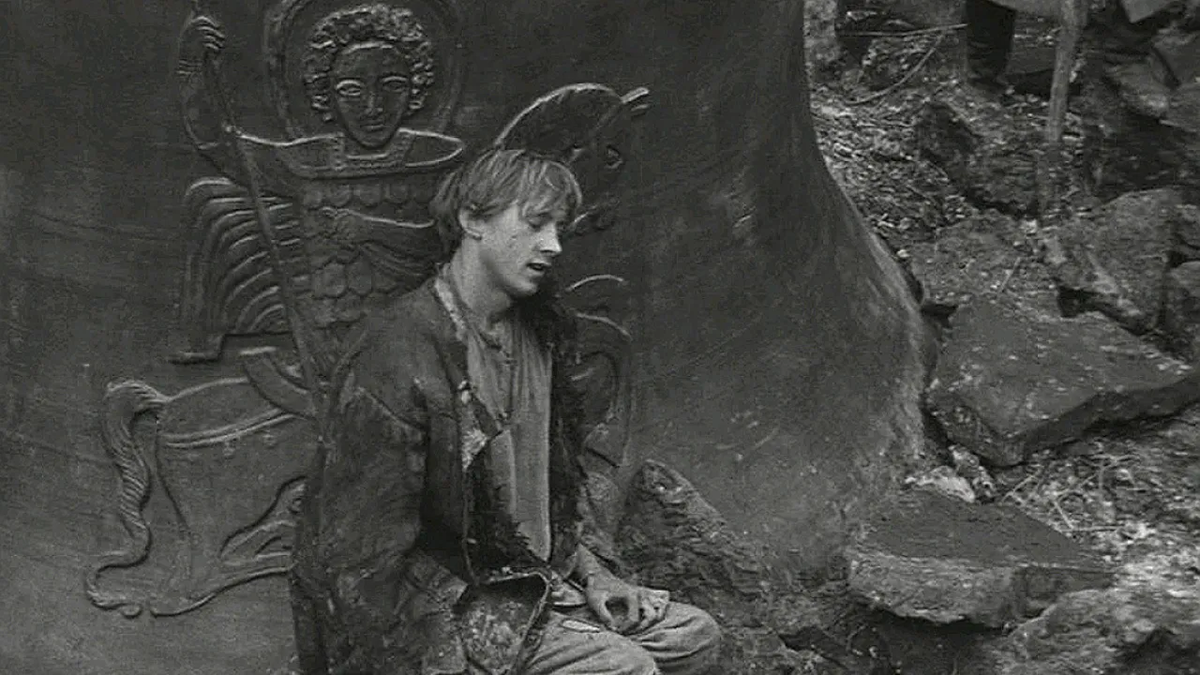 Русь начала XV века. Княжеские междоусобицы и татарские набеги, голод и мор. Иконописец, странствующий монах Андрей Рублёв в постоянном смятении: окружающий мир заставляет Андрея сомневаться в собственной праведности. Иконопись для Андрея — способ укрепить народную веру, ведь именно для простых людей он создавал святые образы. Но ужасающие бесчинства, творящиеся вокруг, наполняют божьего человека противоречиями, заставляя сомневаться в своих творческих силах и необходимости своего искусства. После долгих пятнадцати лет молчания художник вновь обретет веру в себя…