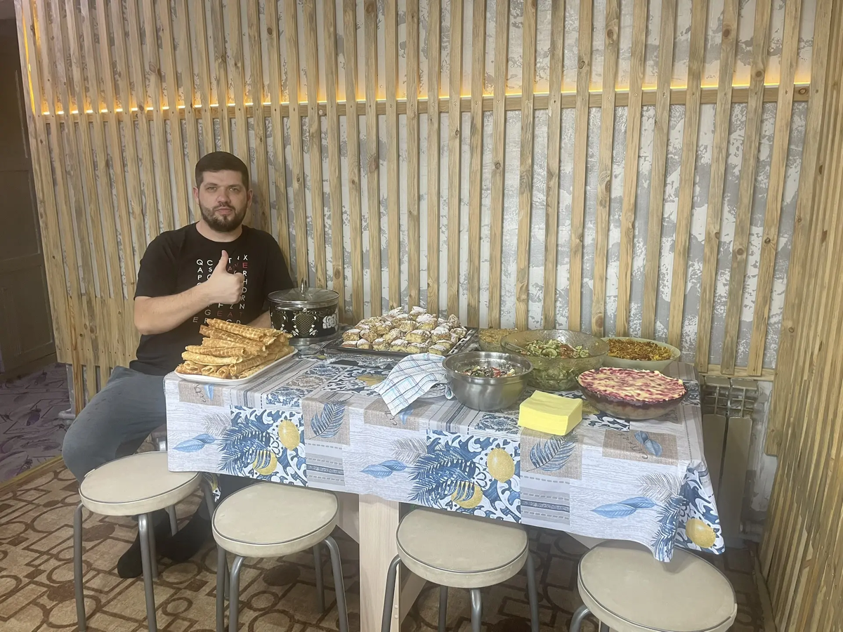 Это мы празднуем моё 36-летие) Было нас около 50 человек с детьми)