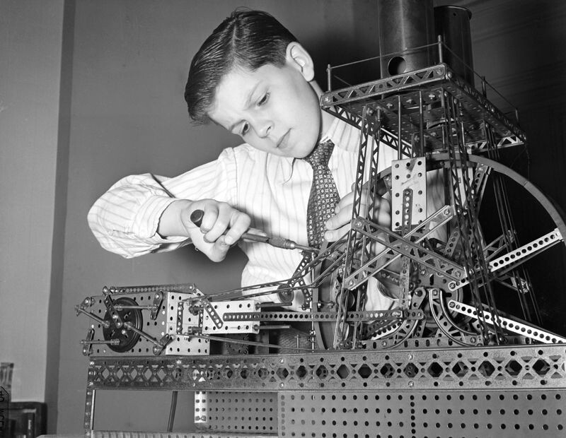 Мальчик с конструктором Meccano