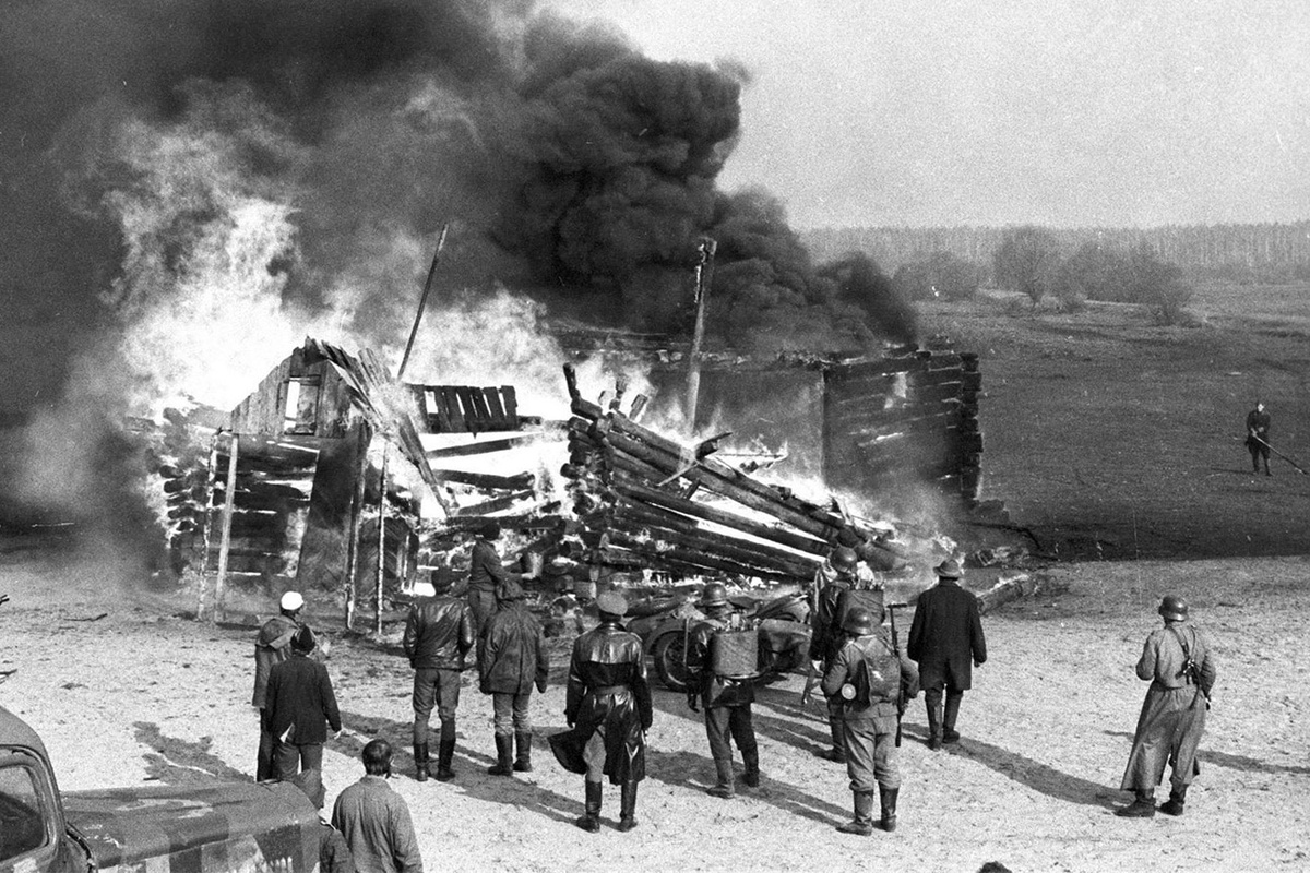 Фашисты сожгли советскую деревню Хатынь вместе со 149 жителями