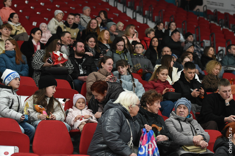 В Череповце фигуристы-любители впервые поставили большое ледовое шоу