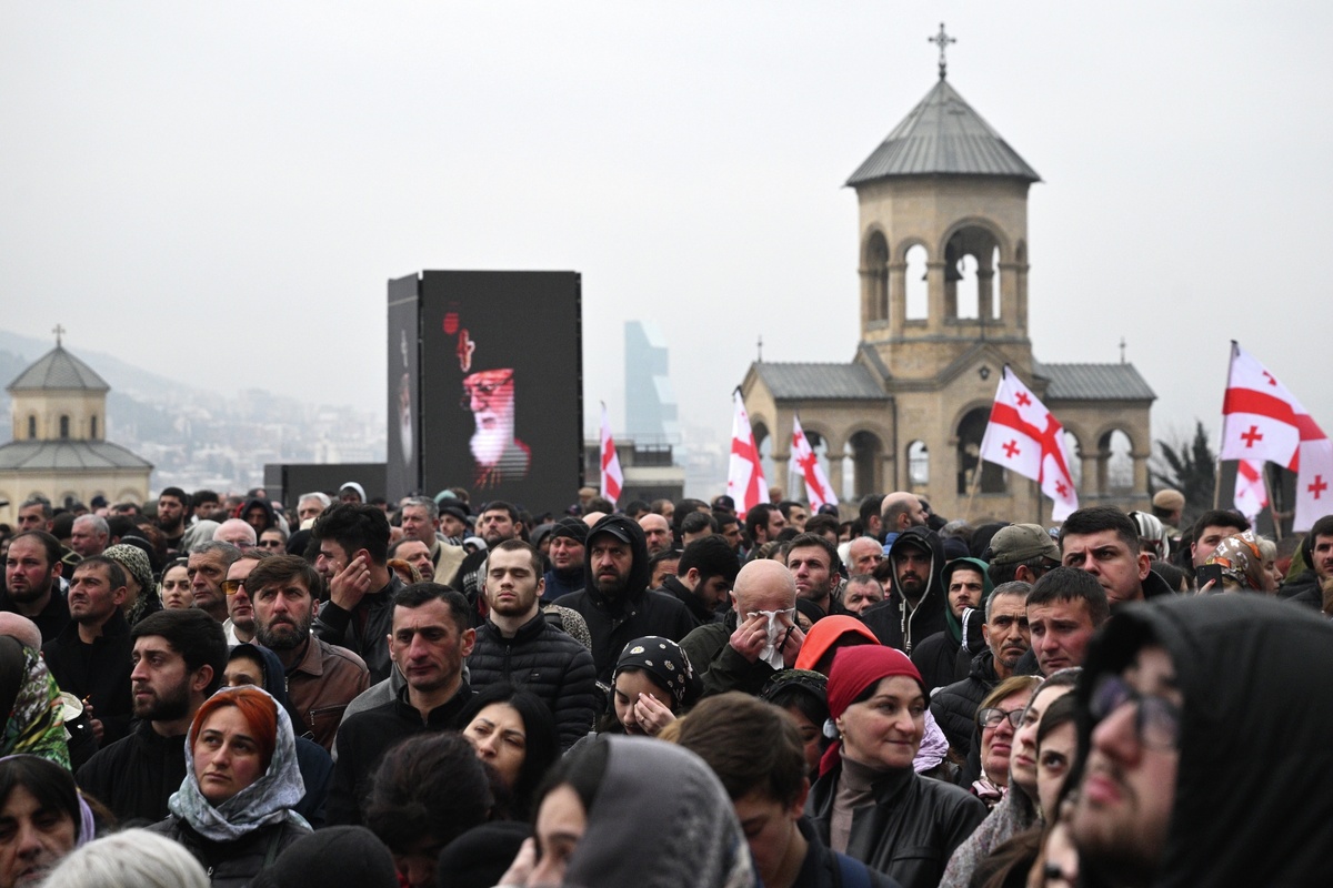    Верующие во время траурных мероприятий в связи с кончиной католикоса-патриарха Илии II в Тбилиси