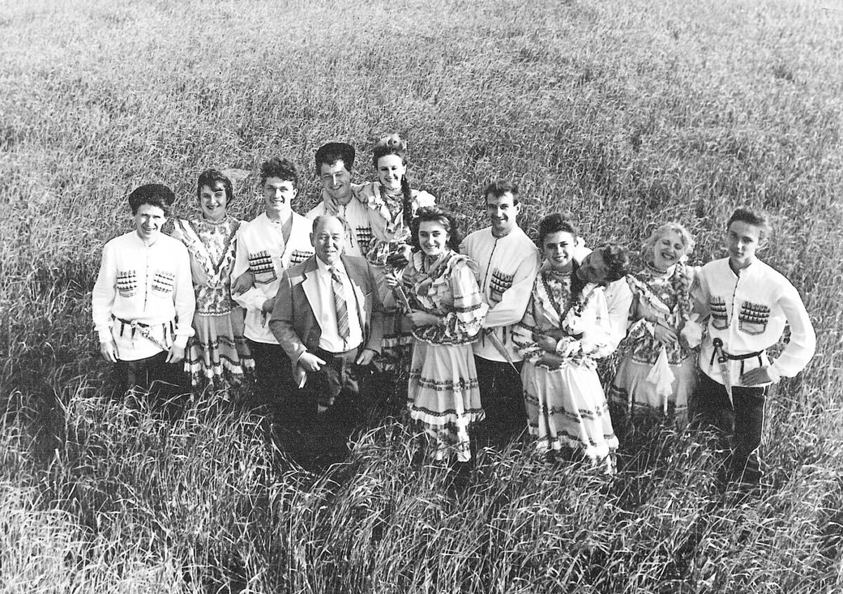    Народный танцевальный коллектив «Станишники». Фотосессия на природе, 1992 год. Руководитель Виктор Филиповских со своими воспитанниками Владимиром Гулимовым, Светланой Малинской, Александром Блинцовым, Владимиром Асеевым, Татьяной Горбенко, Татьяной Филиповских, Стасом Полянским, Людмилой Блинцовой, Андреем Малинским, Юлией Новиковой, Даниилом Холодовым / фото из архива Филиповских