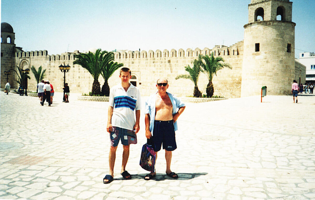    Виктор Филиповских со своим воспитанником Александром Шаповаловым. В июне 1995 года ансамбль «Степ» участвовал в Международном фестивале «Русское чудо в Тунисе», который проходил в тунисском городе Сус / фото из архива Филиповских