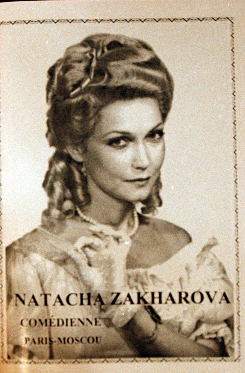    Во Франции актриса продолжала развивать свою творческую деятельность и училась в Сорбонне.