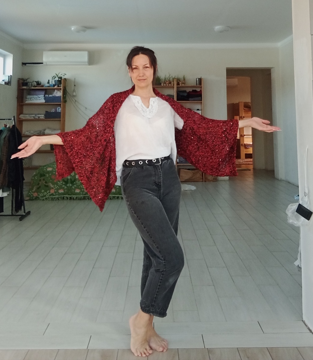 Второй вариант, болеро с длинными рукавами. 