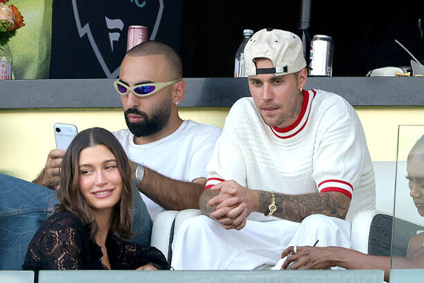    Хейли Бибер и Джастин Бибер. Фото: Kevin Mazur / Getty Images for OBB Media – FANATICS STUDIOS