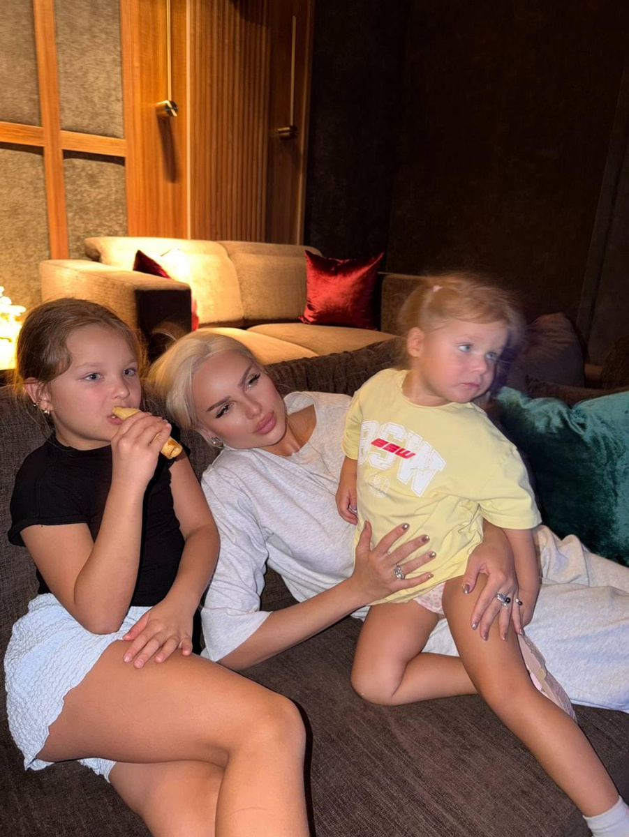    Ханна с детьми. Фото: ТГ-канал lifewithHanna