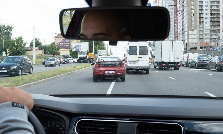 Едет как хочет