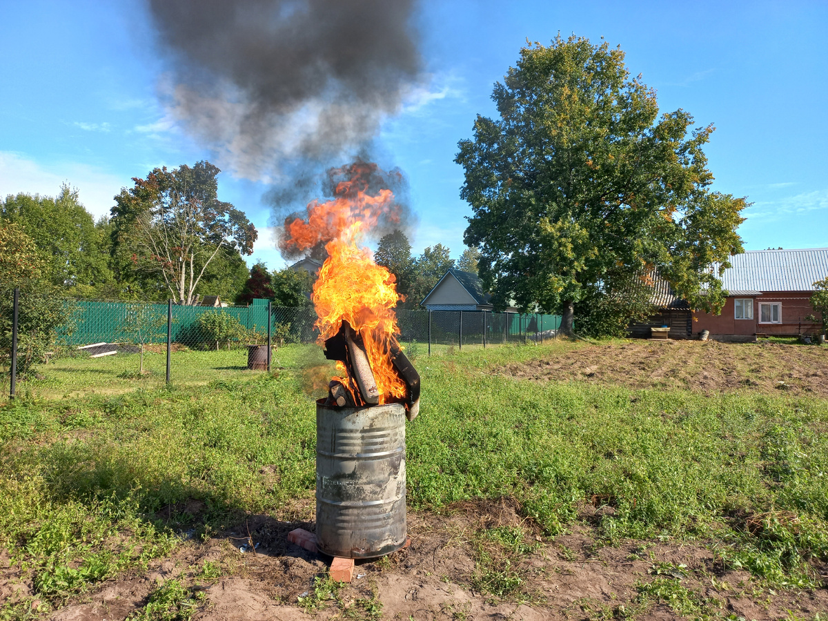 Сжигаем старую мебель! Тут всё по нормам пожарной безопасности...