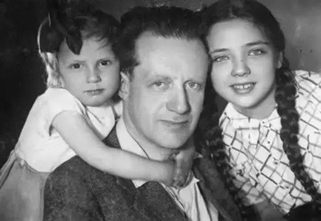 Александр Моисеевич Эскин с дочерьми