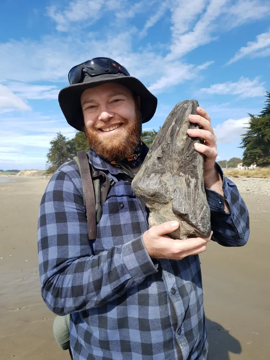 Морн Виум вместе со своей находкой