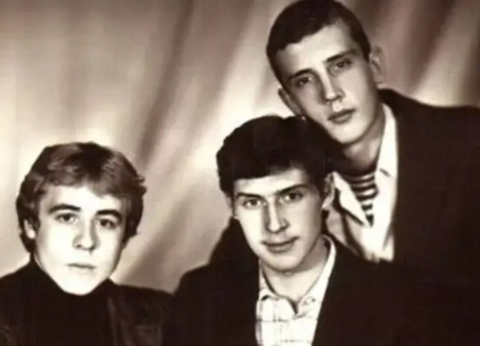    Молодой Игорь Савочкин в кругу друзей, еще до судьбоносного поворота в его жизни.