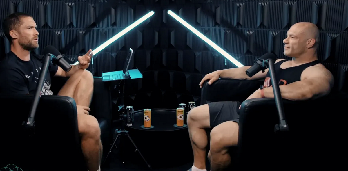 Крис Уильямсон (слева) и доктор Майк Израэтель (справа)