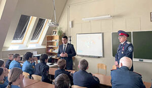 Е.Н. Камфарин и С.И. Марков на встрече со школьнкиами. / ФОТО автора Администратор  📷
