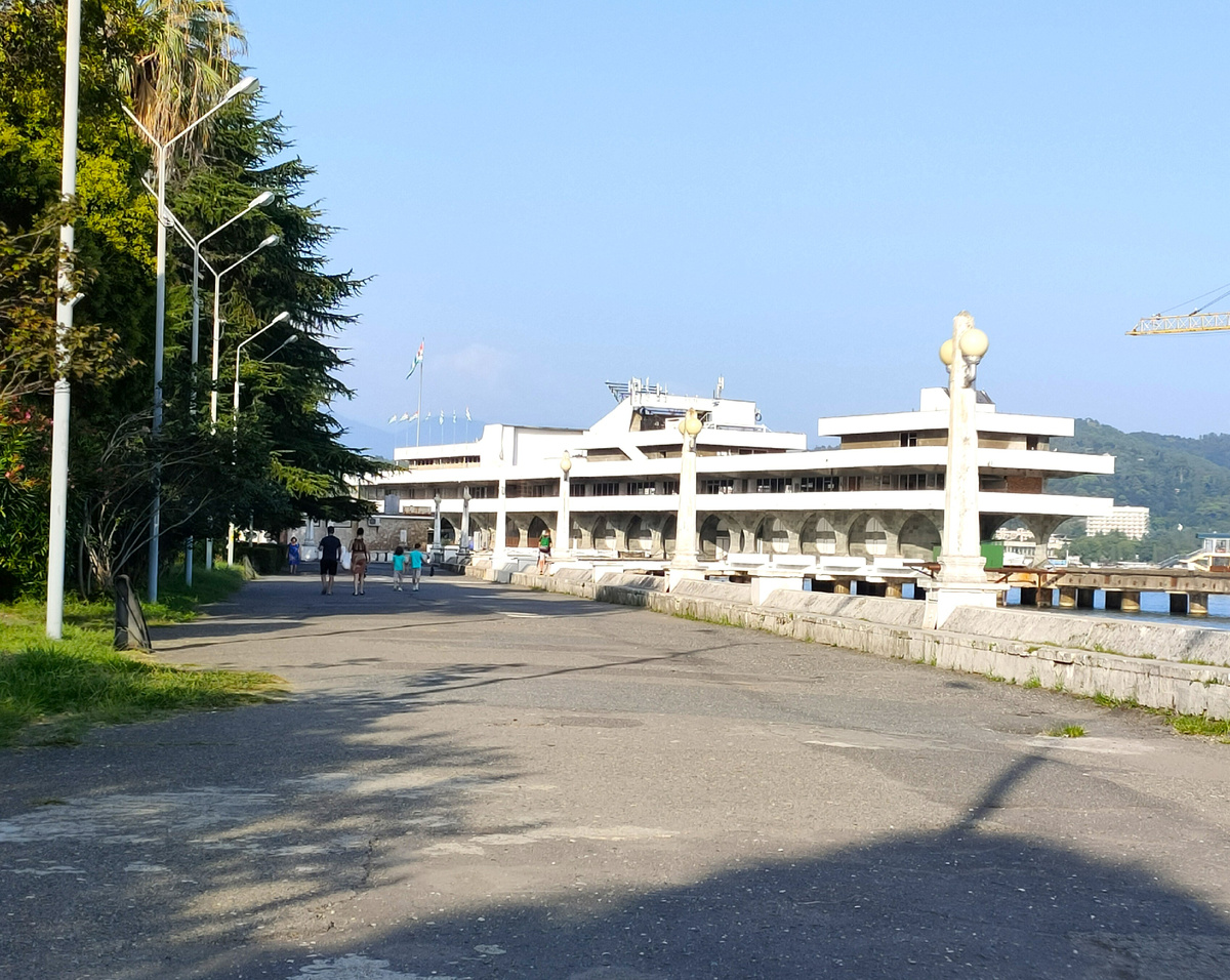 Если пройти за здание порта, то и увидите древние останки.