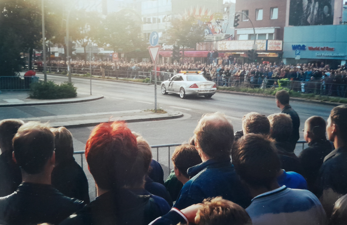 По улице Рипербан носится гонщик Дэвид Култхард (фото автора)