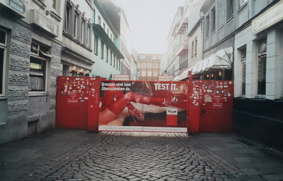 Фото сделанное днем перед "кварталом красных фонарей" (фото автора)
