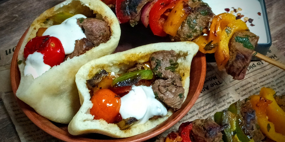Пита с шиш-кебабом, овощами и соусом фета-тахини