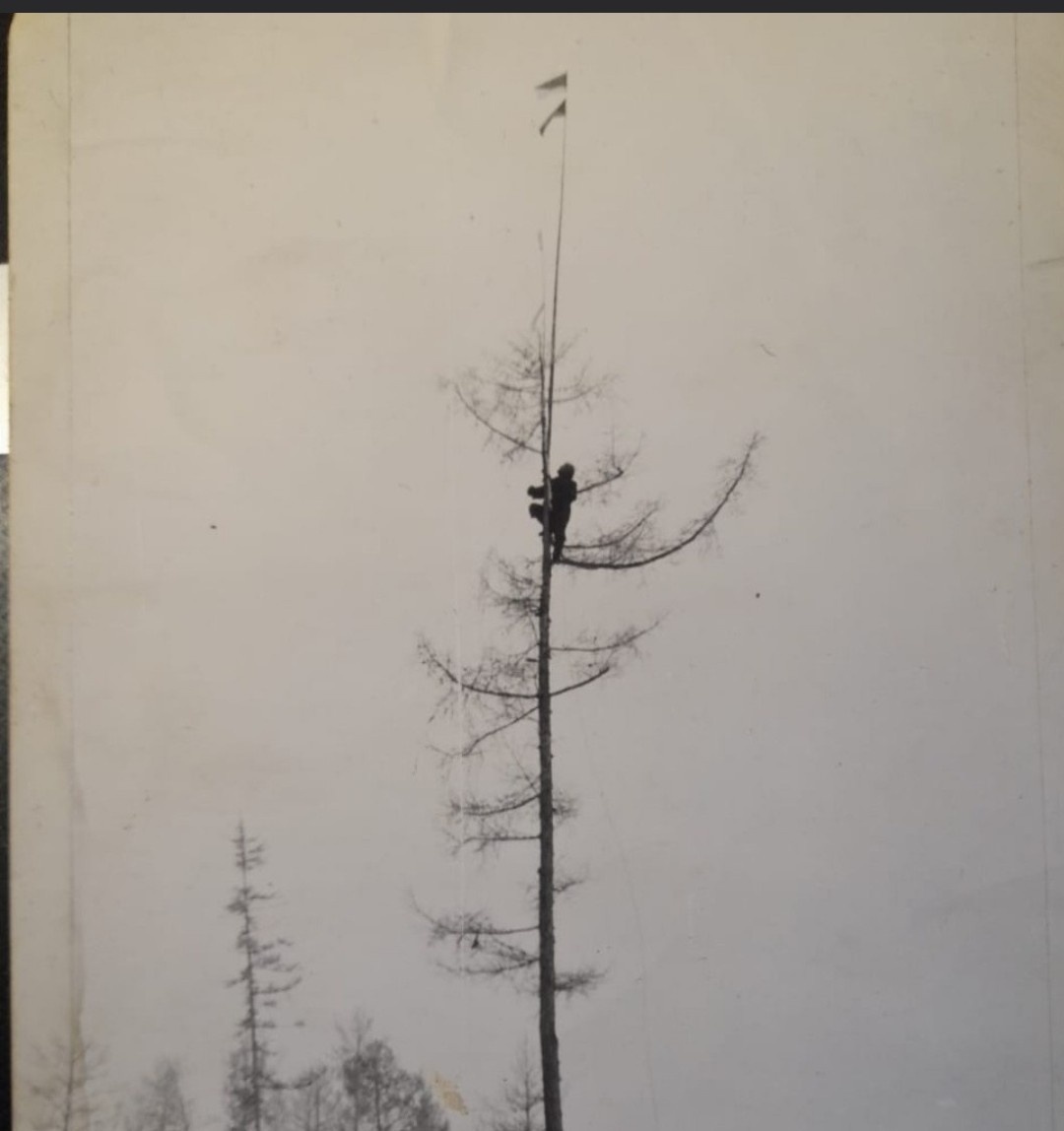 Подъём вехи с флагом на опознаке.