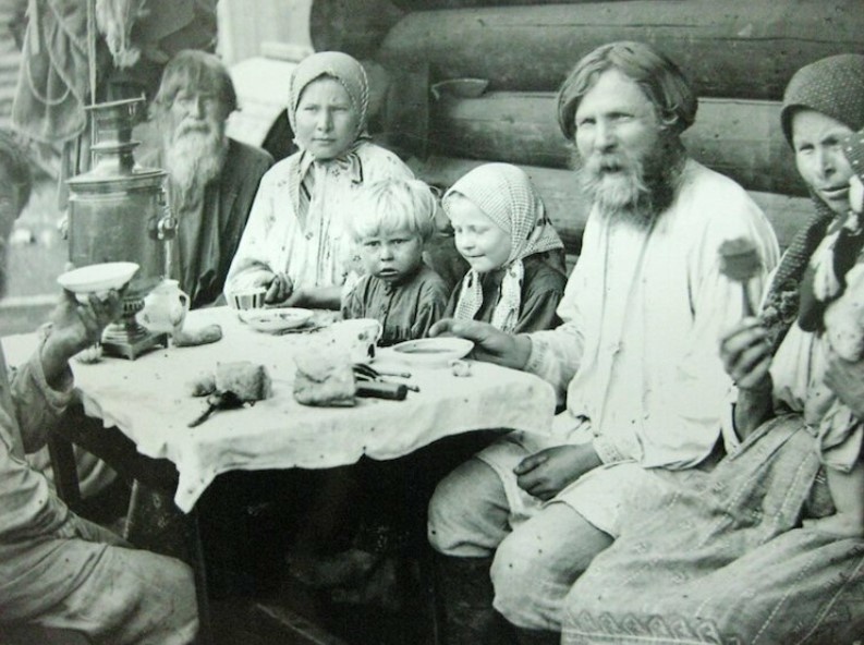 Крестьянская семья за обедом