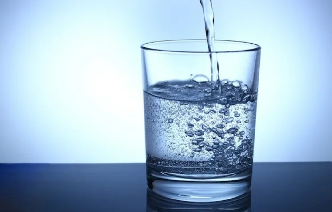 💧💧💧💧Поговорим о воде?есть потрясающее выражение ВЫ НЕ БОЛЬНЫ - У ВАС ЖАЖДАНАШ ОРГАНИЗМ ПЕРМАНЕНТНО НАХОДИТСЯ В СОСТОЯНИИ ОБЕЗВОЖИВАНИЯ ‼️ЕЖЕДНЕВНО наш организм ТЕРЯЕТ БОЛЕЕ 2 ЛИТРОВ ВОДЫ‼️И ОБЯЗАТЕЛЬНО ЕЕ НУЖНО ВОССТАНАВЛИВАТЬ❤️для этого, прямо ставьте себе по всей квартире воду, чтобы глаз упал и сразу выпили ✅