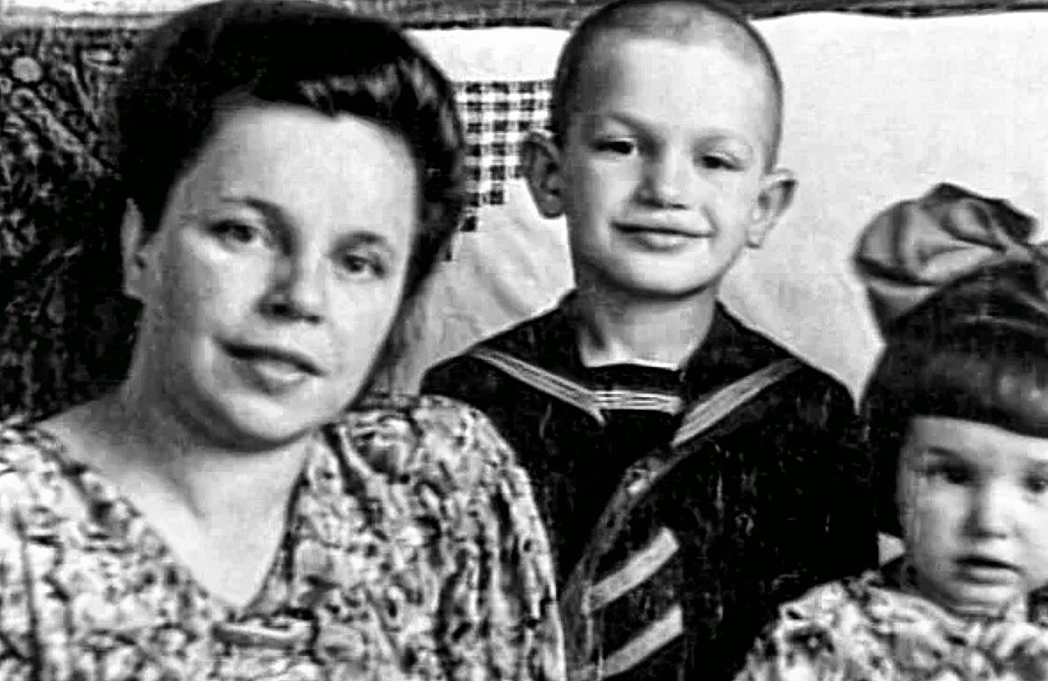 Татьяна, вторая жена Андропова, с сыном Игорем и дочерью Ириной. 