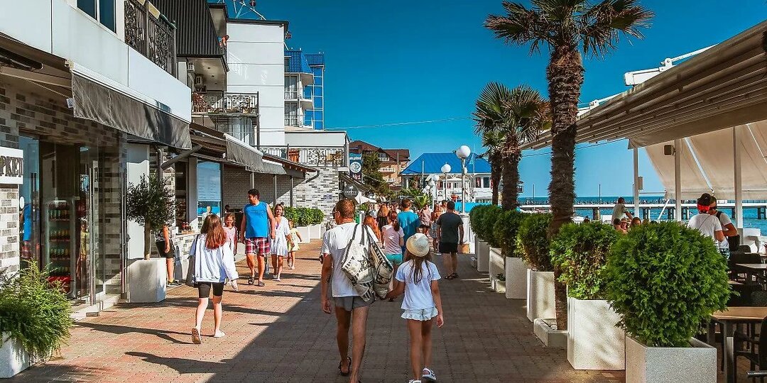 Лазаревское 2026: Почему этот район Сочи снова в топе и сколько стоит отдых в этом сезоне?