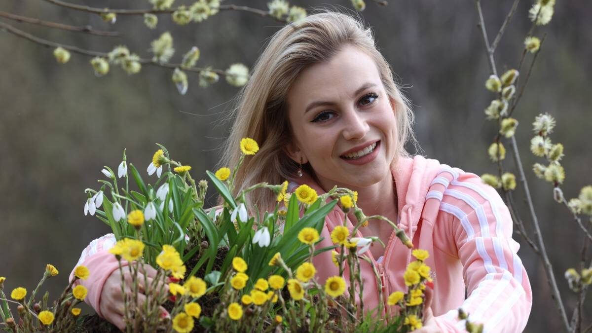    Москвичка Оксана Малинина любуется цветами / Фото: Виктор Хабаров / Вечерняя Москва