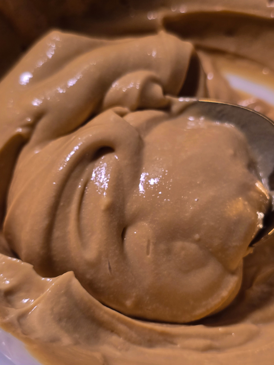 Дарина отложила себе в тарелочку остатки, помощница:)