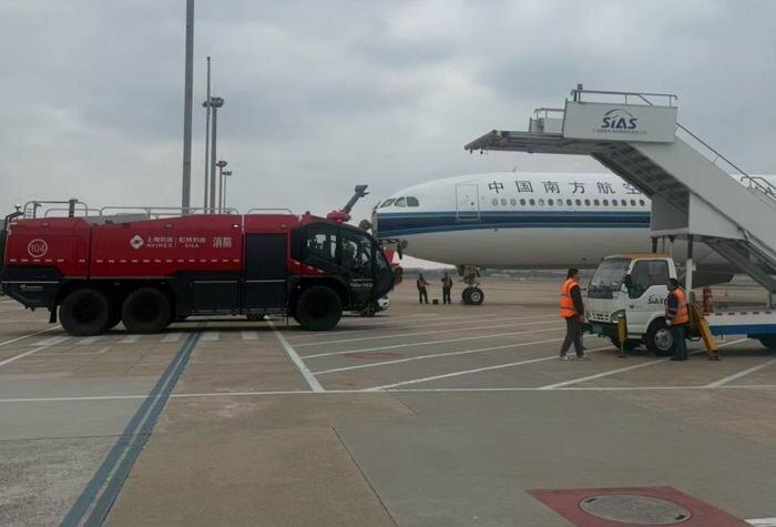 Самолёт получил повреждения после столкновения с птицами. Фото © Х / Breaking Aviation News & Videos