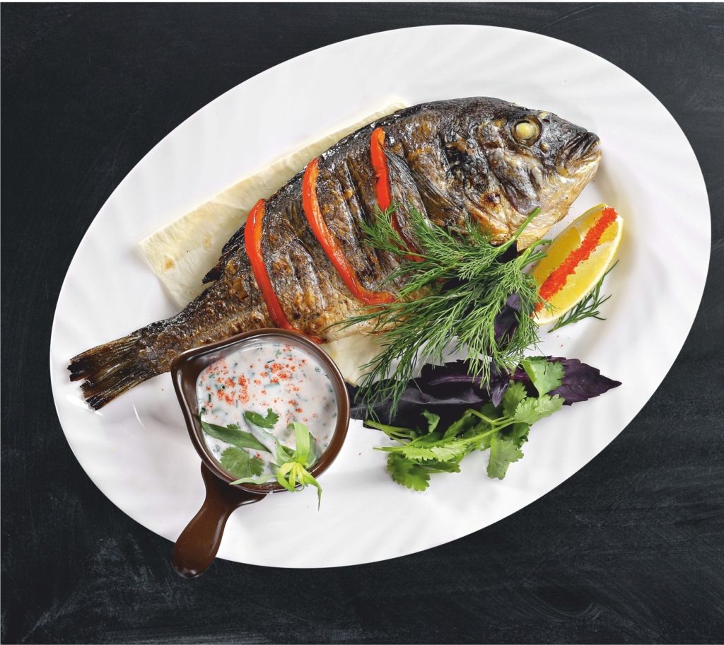 Эксклюзивное расследование «Гастрономического детектива», 22 марта 2026 года                         В элитных ресторанах Москвы и Санкт‑Петербурга разгорается скандал: в блюдах из лосося обнаружены опасные токсины — ртуть и полихлорированные бифенилы (ПХБ) в концентрациях, превышающих норму в 2–4 раза. Но самое интригующее — вся рыба имела безупречные сертификаты безопасности с маркировкой «Эко‑Зелёный Стандарт», которые, как выяснилось, могли быть поддельными.