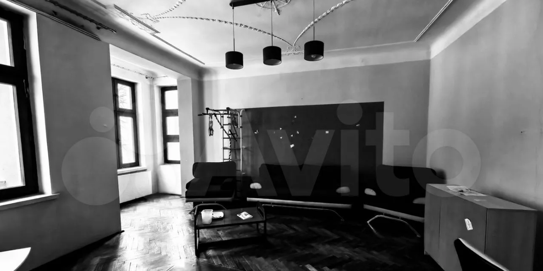 Занятная квартира на бывшей Аллее Луизы в Калининграде - просторные 167 метров с эркером, двумя балконами и лепниной.