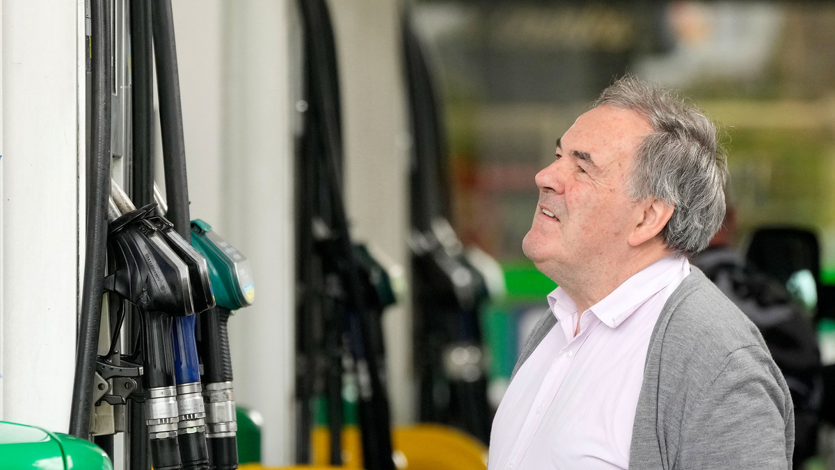    Великобритания Лондон бензин заправка AP