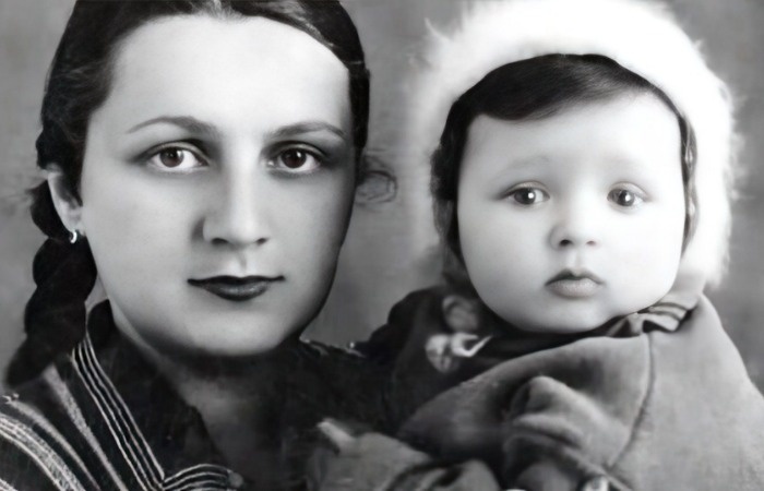 Ирина Винер в детстве с мамой.