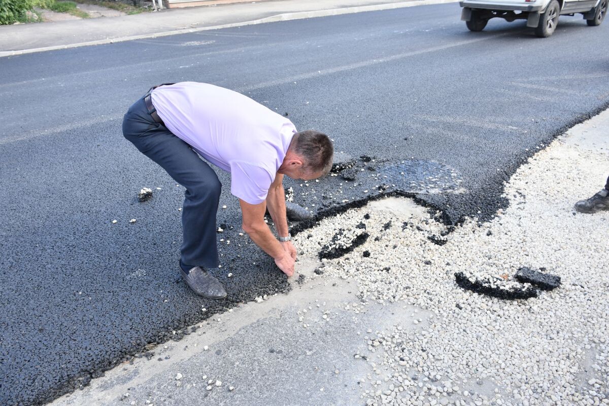 В регионе разгорается грандиозный коррупционный скандал: следствие выявило масштабную схему хищений бюджетных средств при строительстве и ремонте дорог. По данным правоохранительных органов, за последние 3 года из казны исчезло более 2,5 млрд руб. — деньги, выделенные на развитие дорожной инфраструктуры. В центре схемы — чиновники регионального Минтранса и руководство крупного подрядчика ООО «ДорСтройАльянс».