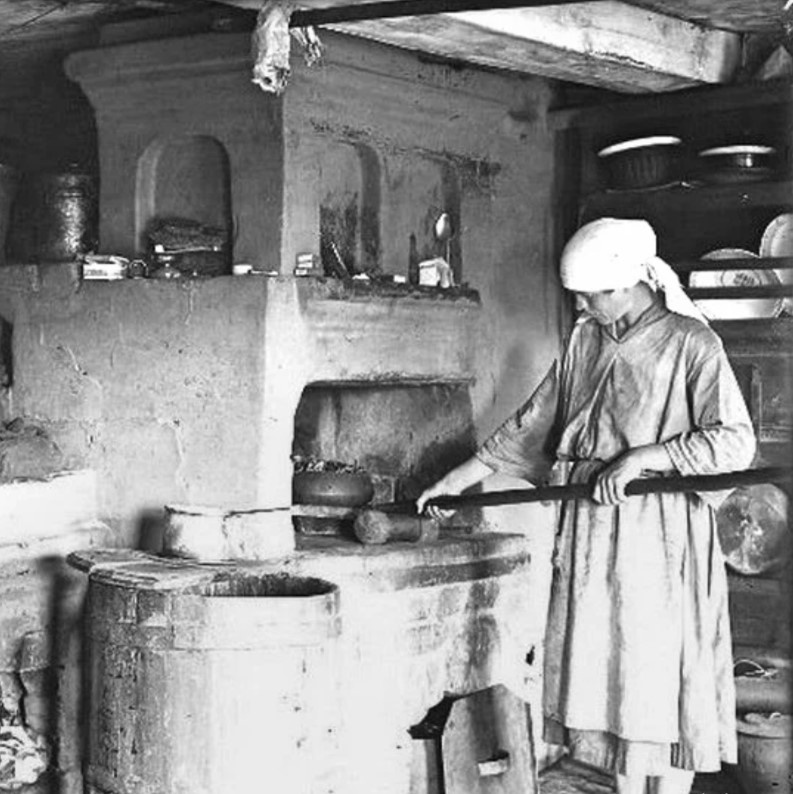 В крестьянской и рабочей кухне чугун оставался нормой до 1920-х годов