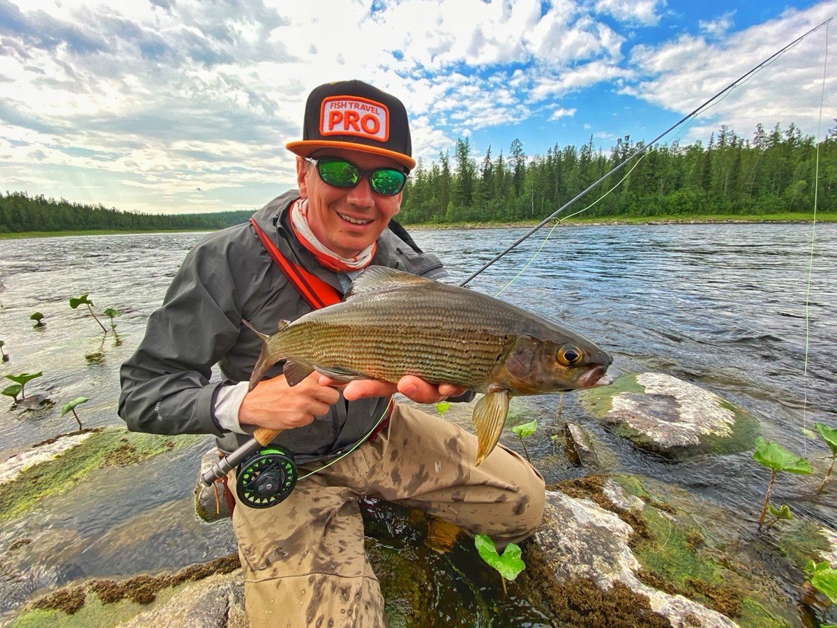 Хариус трофейного размера готов клевать и на блесну, и на стример. 