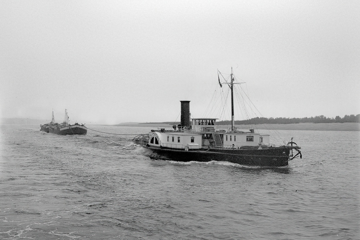 Буксирный пароход "Дегтярев" на Волге