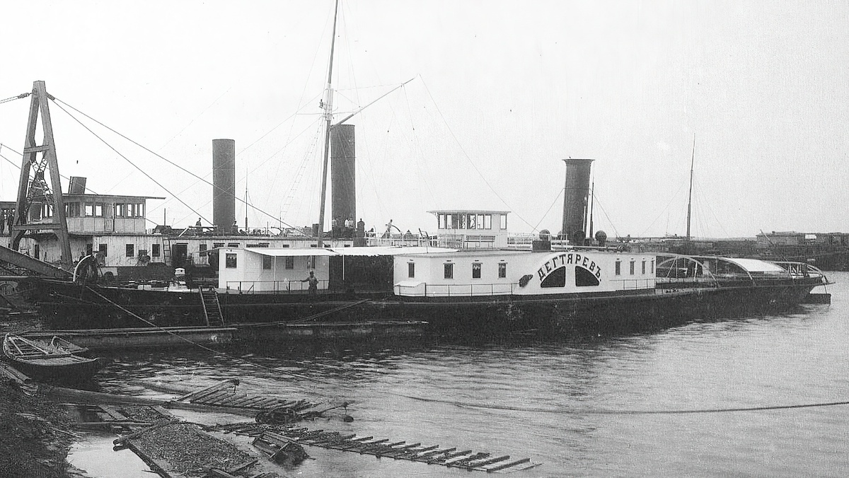 Пароход "Дегтярев" у берега Сормовского завода. 1911 год