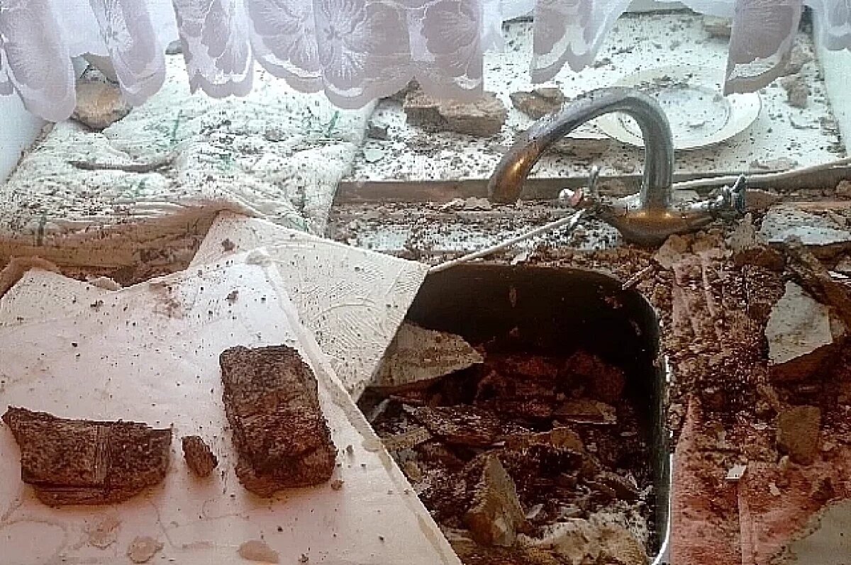    В Уфе на ул. Центральной из-за снега на крыше рухнул потолок